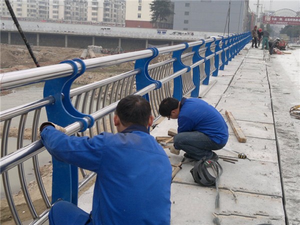 琼中不锈钢桥梁护栏除锈维护的重要性及其方法