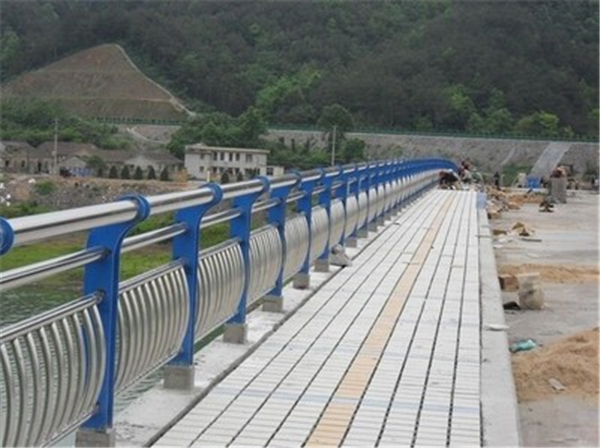 琼中不锈钢桥梁护栏是一种什么材质的护栏